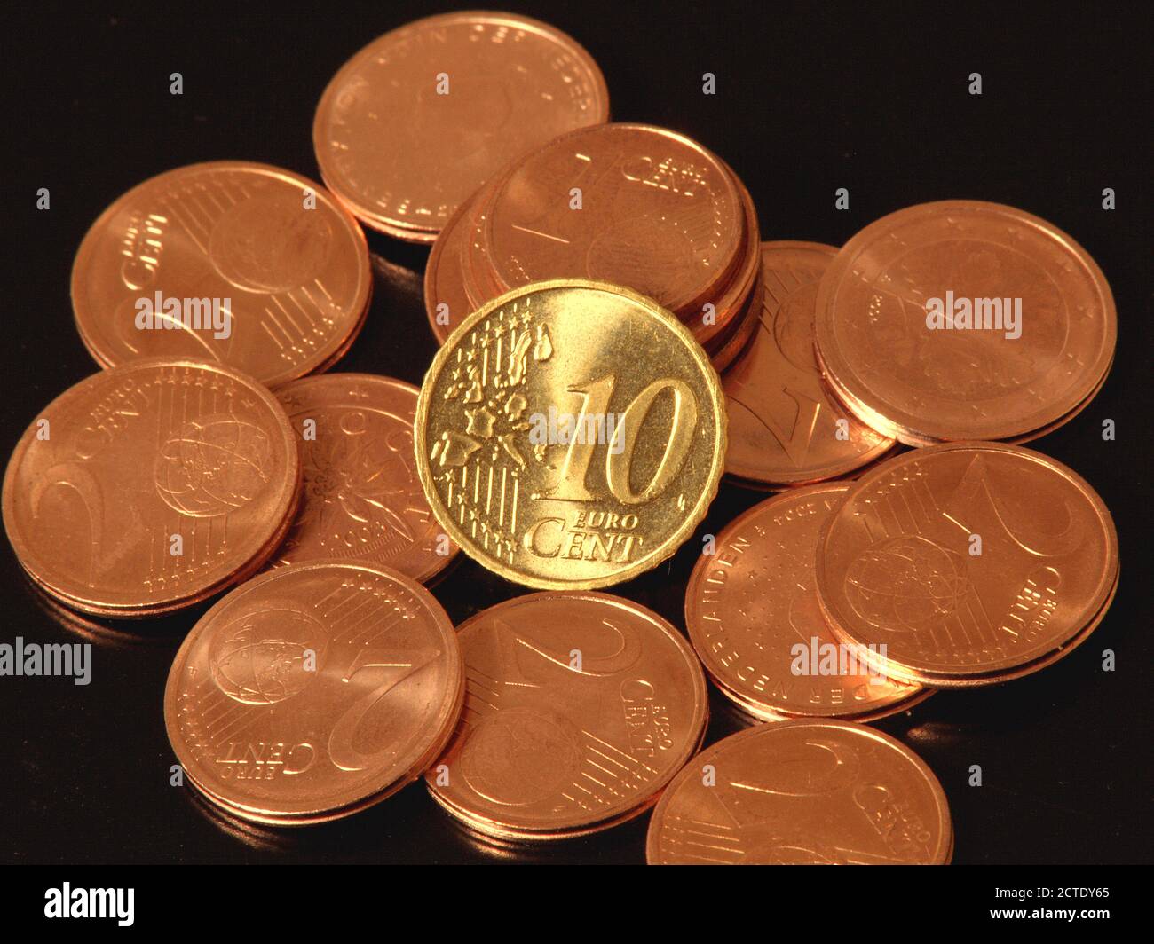 Eurocent-Münzen auf schwarzem Hintergrund, Europa Stockfoto