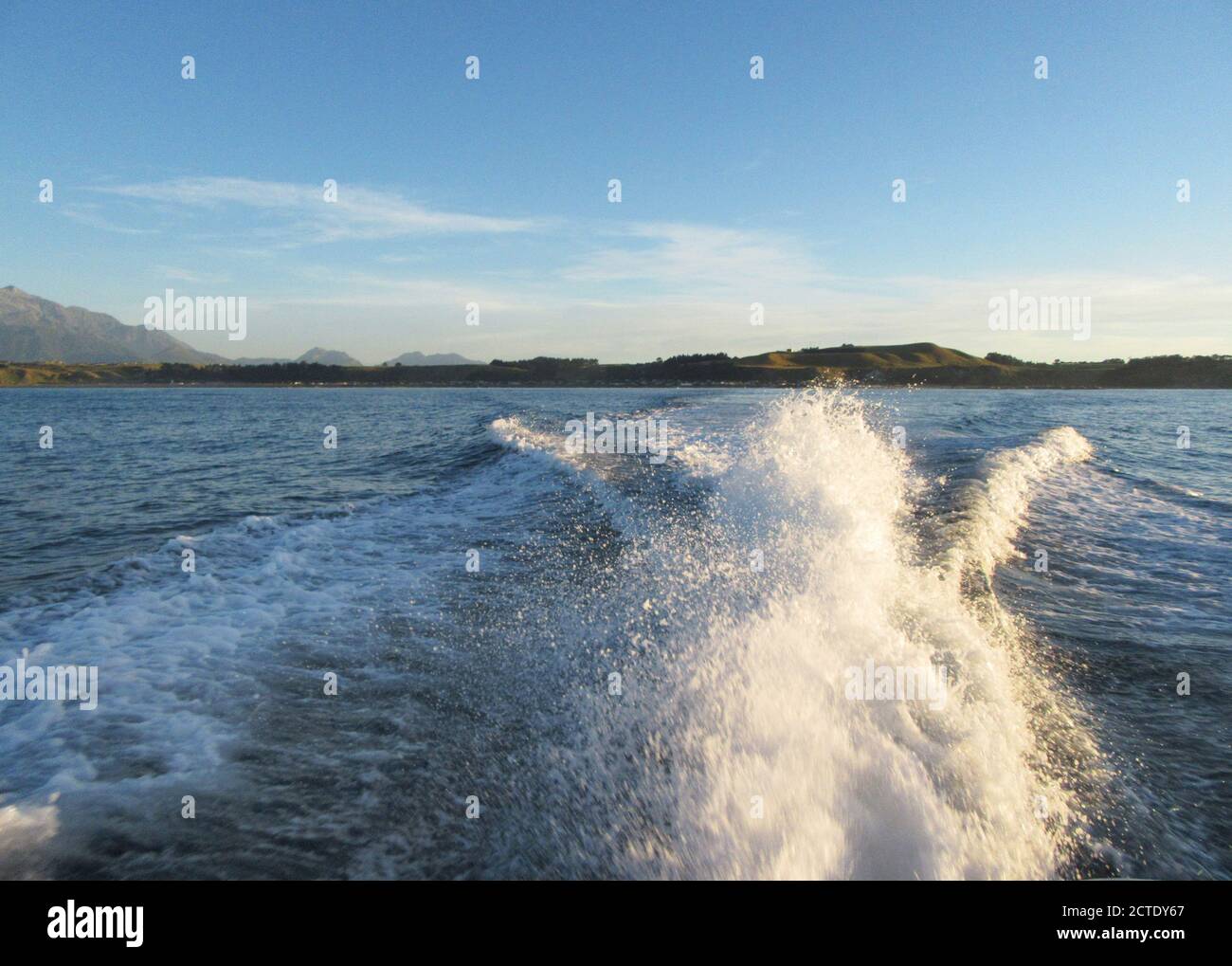 Meer hinter dem Schnellboot vor der Küste von Kaikoura, Neuseeland, Südinsel, Kaikoura Stockfoto