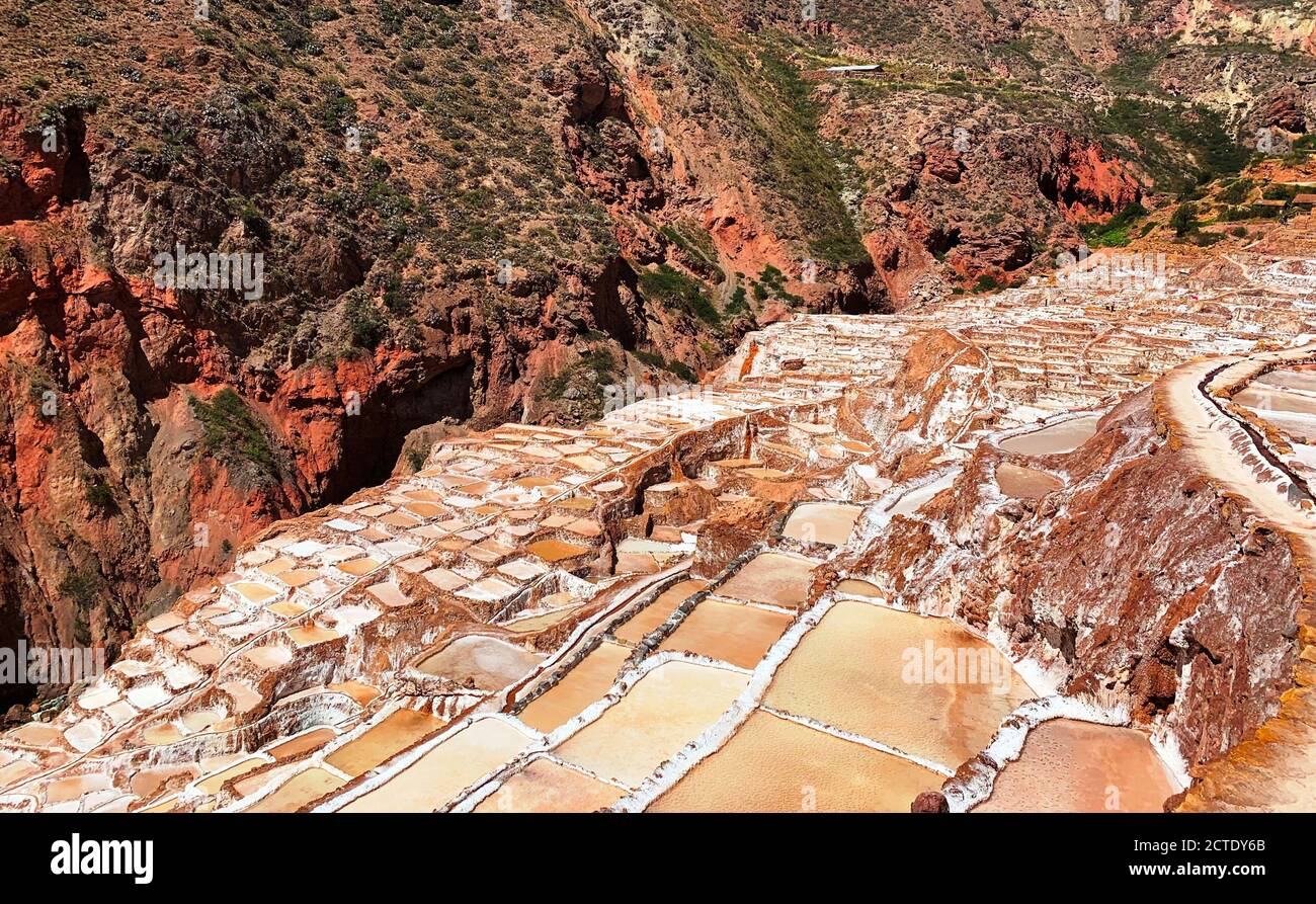 Salineras de Maras, Peru. Alte Salzbergwerke im Heiligen Tal der Inkas. Andengebirge. Peruanisches Salz. Salzkristalle. Andensalz Stockfoto