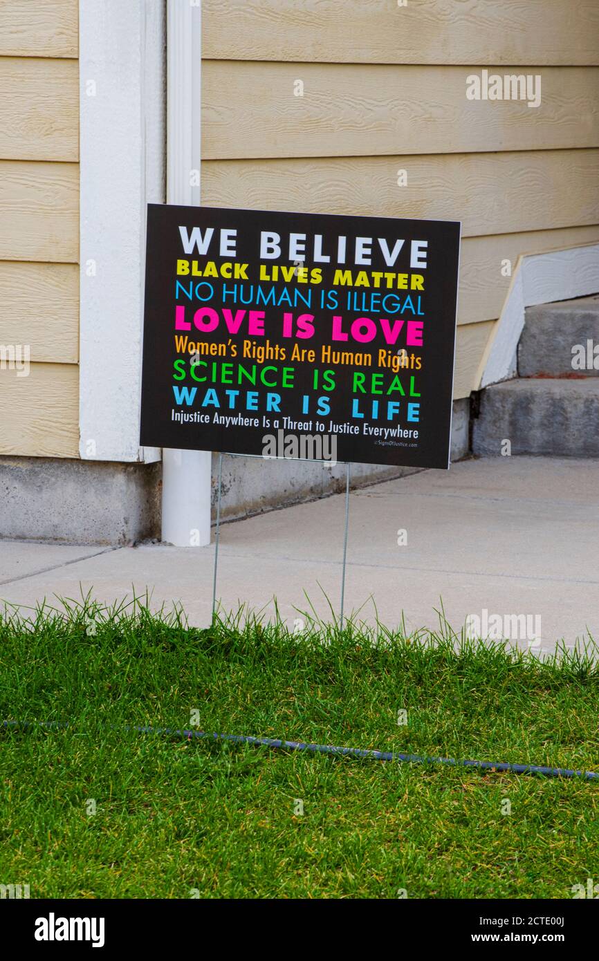 Schild gepostet im Vorhof des Vorstadthauses Intonation Resident's beliefs as Human Rights, Castle Rock Colorado USA. Foto aufgenommen im September 2020. Stockfoto