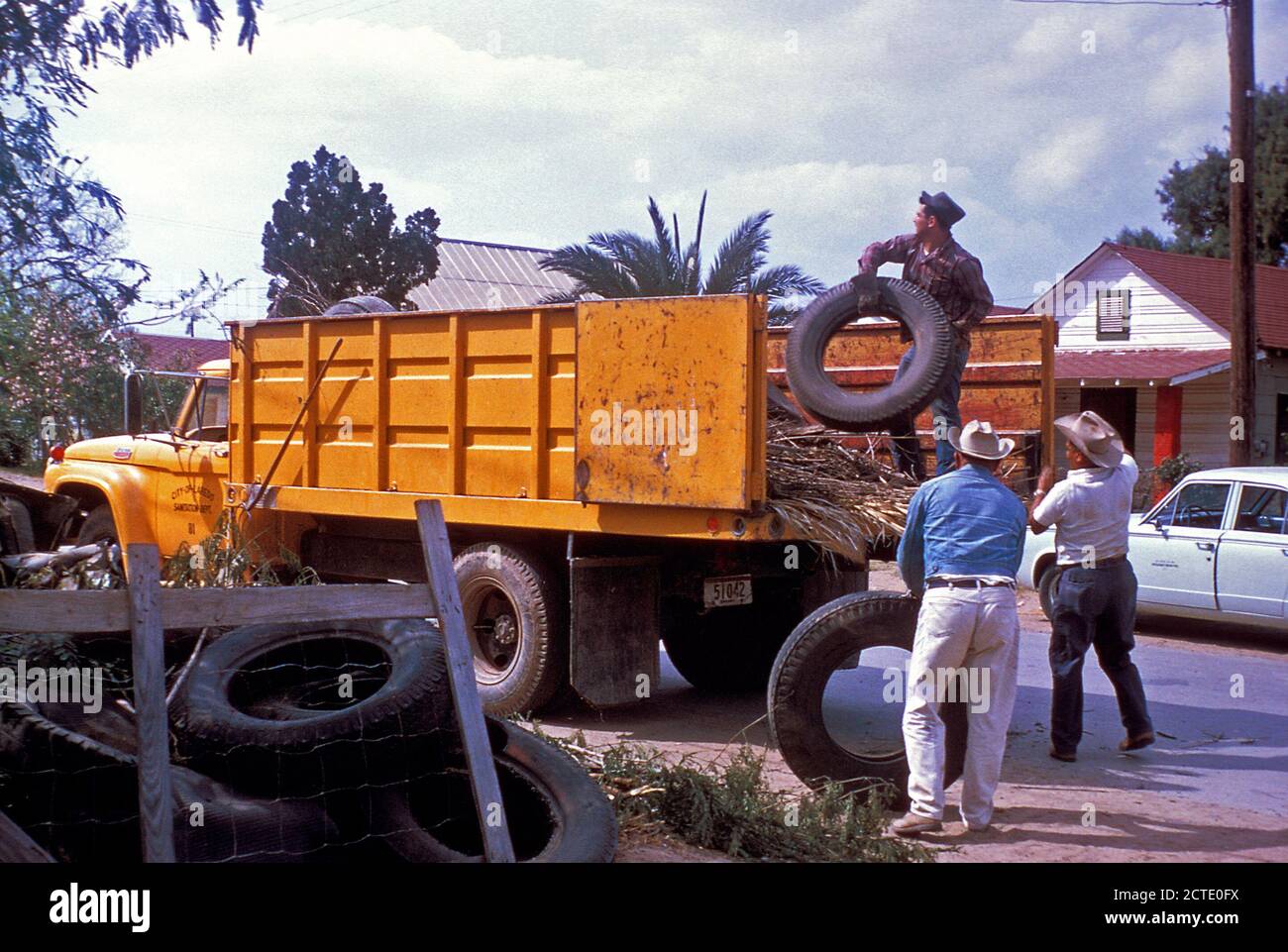 Dieses 1964 Bild wurde in Laredo, Texas gefangengenommen wurde, und stellt eine Reihe von städtischen Arbeitern, die in den Prozess der Beseitigung der alten Reifen, die als potentielle Moskitobrutstätten benannt worden waren, Stockfoto