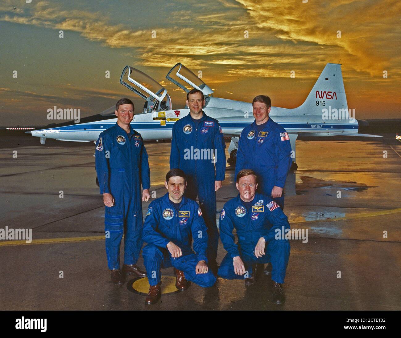 Die 5 die Crew der STS-41 Mission enthalten (von links nach rechts): Bruce E. Melnick, Mission Specialist 2; Robert D. Cabana, Pilot; Thomas D. Akers, Mission Specialist 3; Richard N. Richards, Commander; und William M. Hirte, Mission Specialist 1. An Bord des Space Shuttle Discovery am Oktober 6, 1990 um 7:47 Gestartet: 15 Uhr (EDT), die primäre Nutzlast für die Mission war es, die ESA gebaute Ulysses Raumschiff, die polaren Regionen der Sonne andere Nutzlasten und Experimente zu erkunden das Shuttle Solar Backscatter Ultraviolet (SSBUV) Experiment und die intelsat Solar Array Coupon (ISAC enthalten Stockfoto