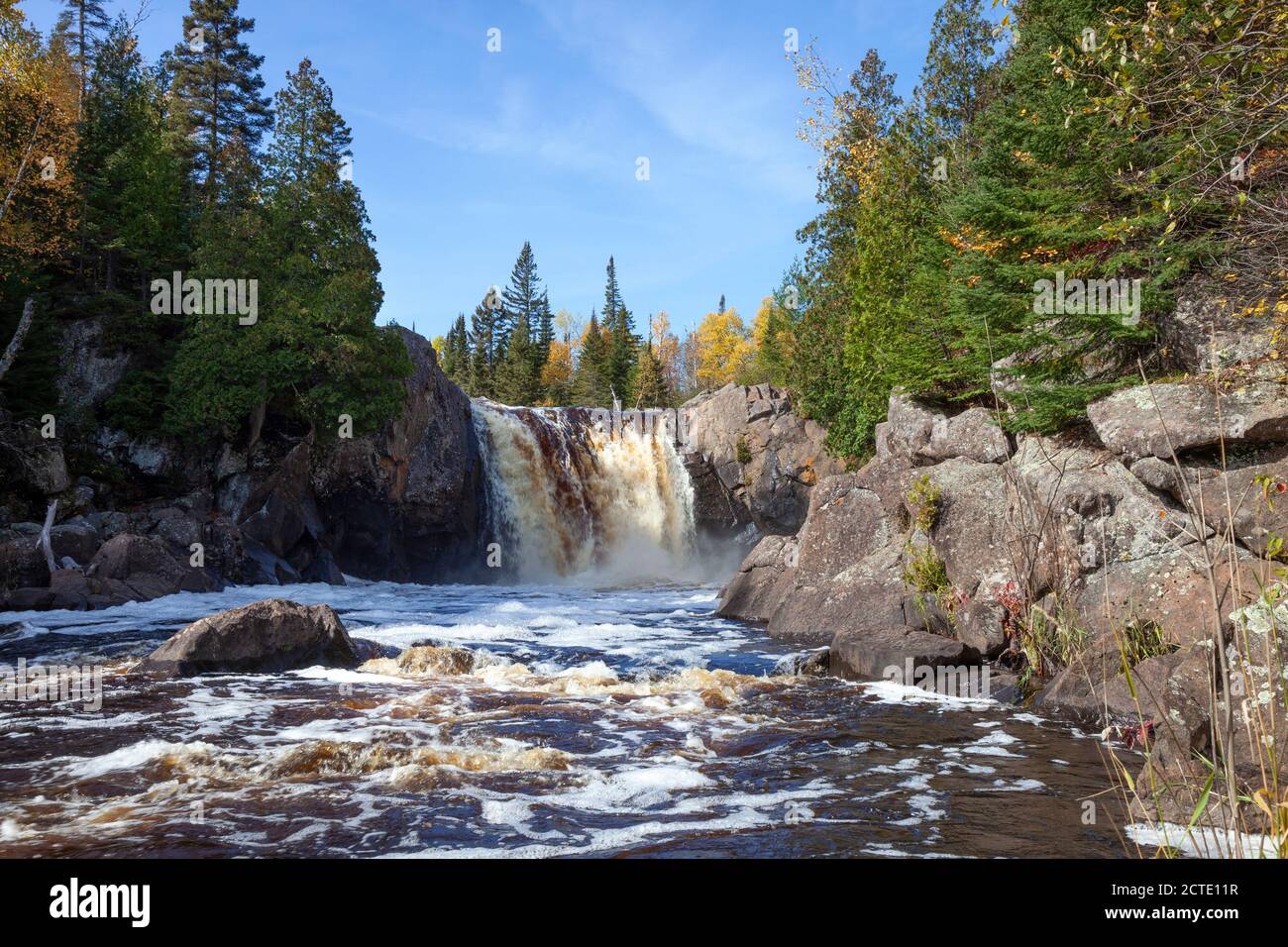 Illgen fällt auf die Taufe River im Norden von Minnesota Ufer im Herbst Stockfoto