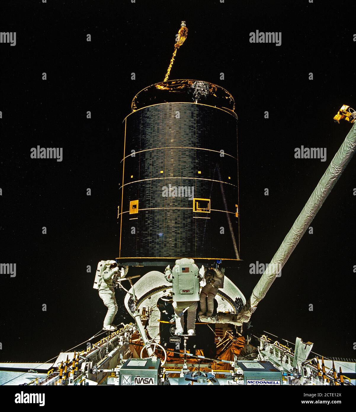 1992 - Die 4.5 Tonne INTELSAT VI wurde erfolgreich durch drei Astronauten auf eine dritte EVA verstrickt. Die drei Hand ergriff die errant Satelliten, zog es in die Cargo Bay, und die angeschlossenen Auftrieb gegeben Perigäum Bühne vor seiner Veröffentlichung. Stockfoto