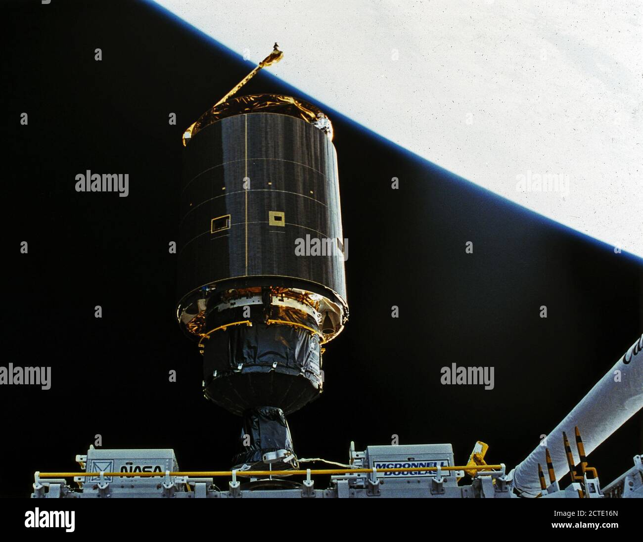 1992 - Die 4.5 Tonne INTELSAT VI wurde erfolgreich durch drei Astronauten auf eine dritte EVA verstrickt. In diesem Foto, der Satellit, der mit seinen neu bereitgestellten Perigäum Bühne, beginnt seine Trennung von der Shuttle. Stockfoto