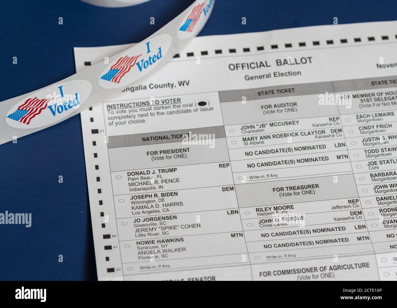 Morgantown Wv 22 September Wahlzettel In West Virginia Mit Schwerpunkt Auf Der Wahl Des Prasidenten Stockfotografie Alamy