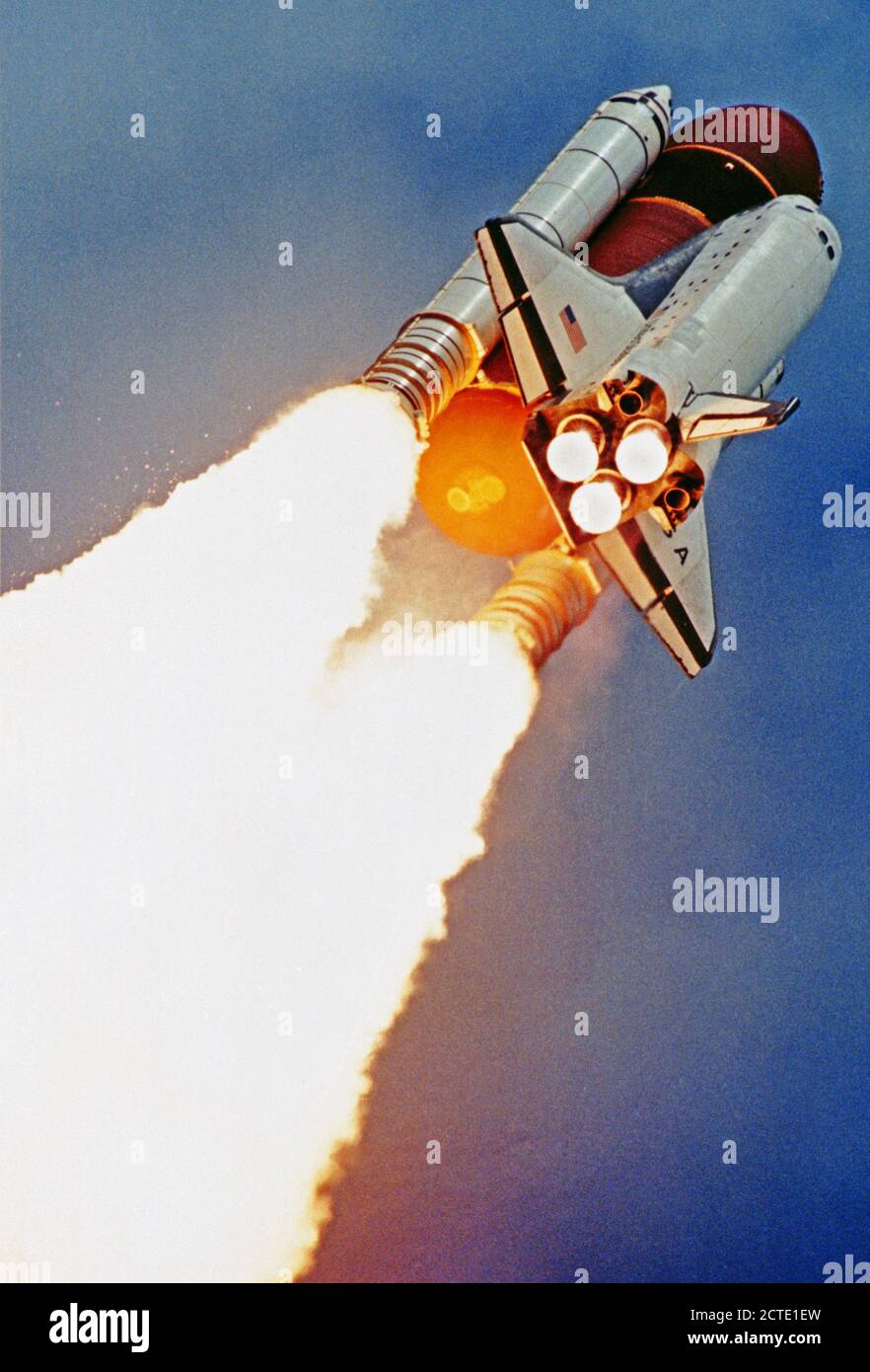 (5 Juni 1991) --- das Space Shuttle Columbia, mit einer siebenköpfigen Besatzung an Bord, steigt auf einen 9-tägigen Mission in Life Sciences Forschung gewidmet. Start war um 9:24:51 Uhr (EDT), 5. Juni 1991. Diese 35-mm-Foto wurde von einer Fernbedienung tracking device genommen montiert 1600 Füße vom Epizentrum. Stockfoto