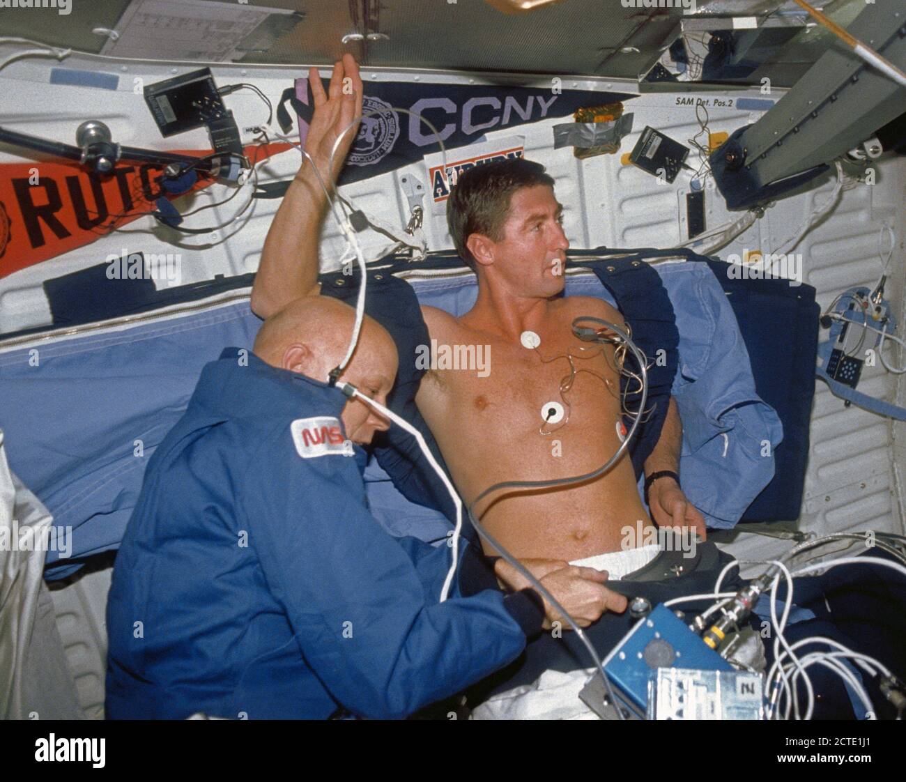 (24. November-1. Dezember 1991) - - - Astronaut F. Story Musgrave (links), Mission Specialist, unterstützt Astronaut Terence T. (Tom) Henricks, Mission Specialist, mit einem ausführlichen Ergänzenden Ziel (DSO) mit unteren Körper negative Druck. Stockfoto