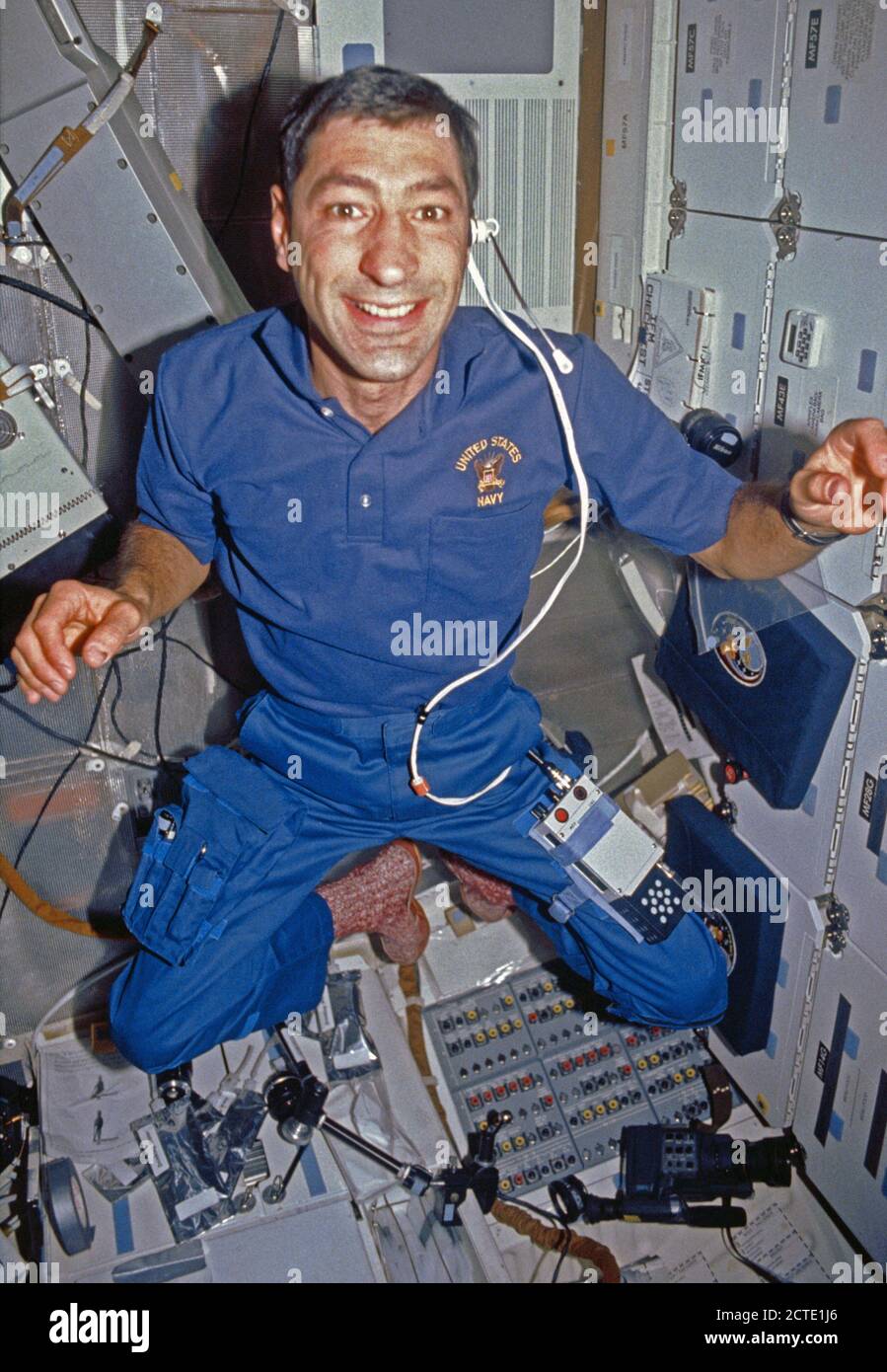 (24. November-1. Dezember 1991) - - - Astronaut Mario Runco jr., STS-44 Mission Specialist, schwimmt auf Atlantis' middeck. Stockfoto