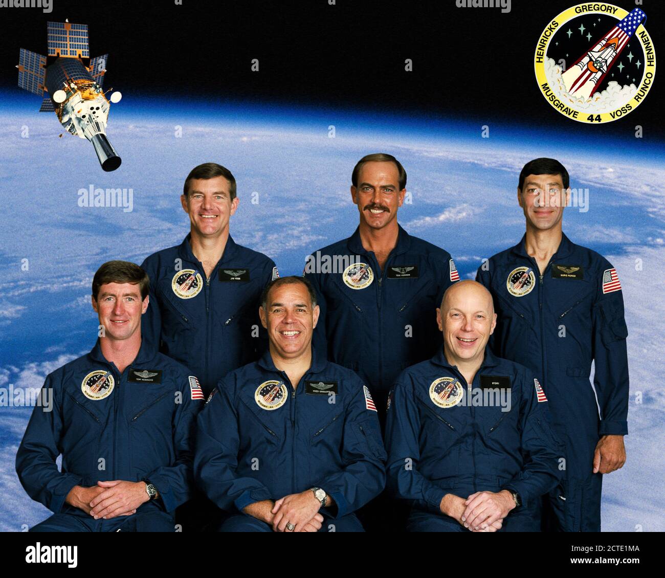 (Juli 1991) - Das sind die sechs Besatzungsmitglieder an Bord der Raumfähre Atlantis für die NASA-Mission STS 44, für später in diesem Jahr geplant. Astronaut Frederick D. Gregory (Center, Front Row) ist die Mission Commander. Er ist von den Astronauten Terence T. (Tom) Henricks (links), Pilot flankiert; und F. Story Musgrave, Mission Specialist. An der hinteren Zylinderreihe sind Astronauten James S. Voss, Mission Specialist; die Nutzdatei Spezialist Thomas J. Hennen der US-Armee, und der Astronaut Mario Runco jr., Mission Specialist. Stockfoto