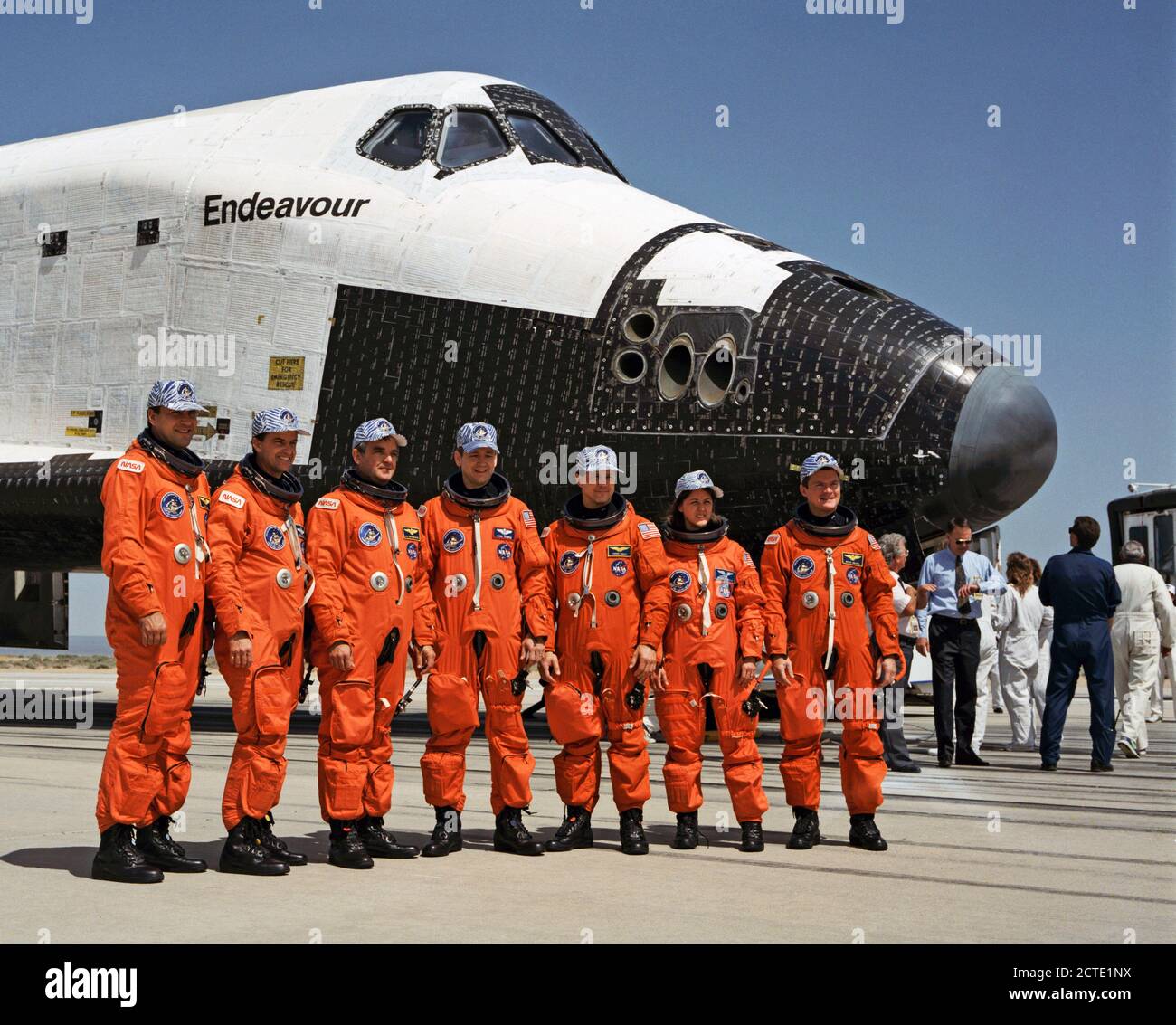 (16 Mai 1992) - - - Die sieben Besatzungsmitglieder von STS-49 Pose in der Nähe Bemühen für eine post-flight schoß bald, nachdem ihre Füße auf terra firma folgenden neun Tagen in der Erdumlaufbahn. Zu recht sind Astronauten Richard Hieb, Kevin Chilton, Daniel Brandenstein, Thomas Akers, Pierre Thuot, Kathryn Thornton und Bruce Melnick Links. Brandenstein war mission Commander; Chilton, Pilot; und die anderen, mission Spezialisten. Stockfoto