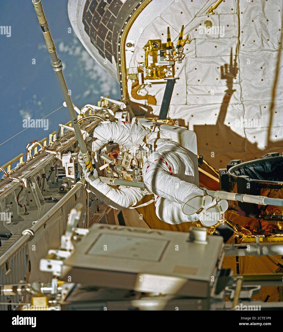 (14 Mai 1992) - - - Astronaut Thomas D. Akers verbindet drei Struts gemeinsam, als vierte Periode von Extra Vehicular Activity (EVA) in der Ladebucht des Space Shuttle Endeavour Erlös. Der Zweck der endgültigen EVA auf dieser 9-tägigen Mission war die Bewertung der Montage der Station von EVA Methoden (ASEM). Die Szene wurde auf 70 mm-Film von einem anderen Besatzungsmitglied in der Kabine die Space Shuttle erfasst. Stockfoto
