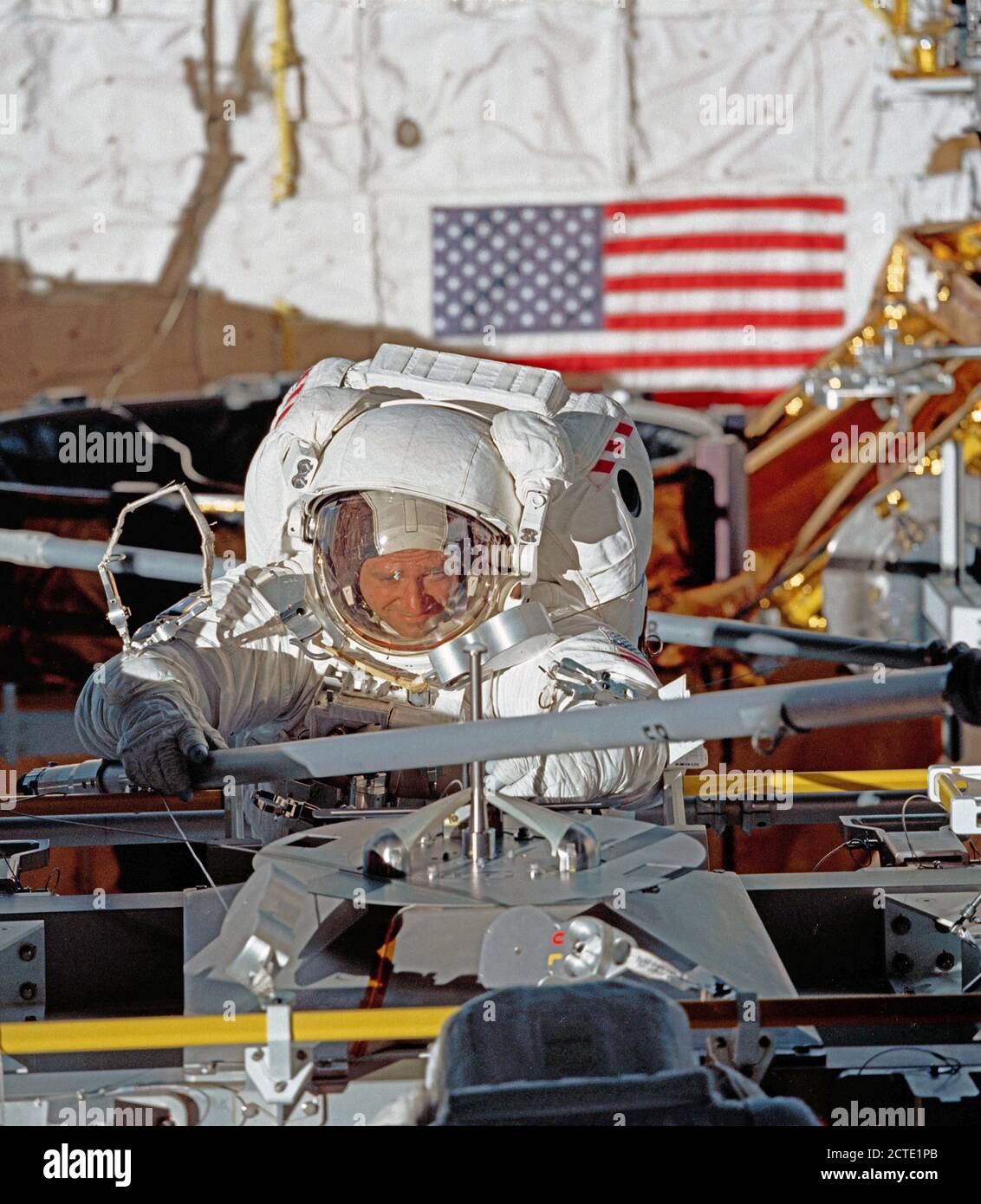 (14 Mai 1992) - - - Astronaut Thomas D. Akers, STS-49 Mission Specialist, greift nach einer Stütze Gerät als vierte Periode von Extra Vehicular Activity (EVA) erhält unterwegs in der Ladebucht des Space Shuttle Endeavour. Stockfoto