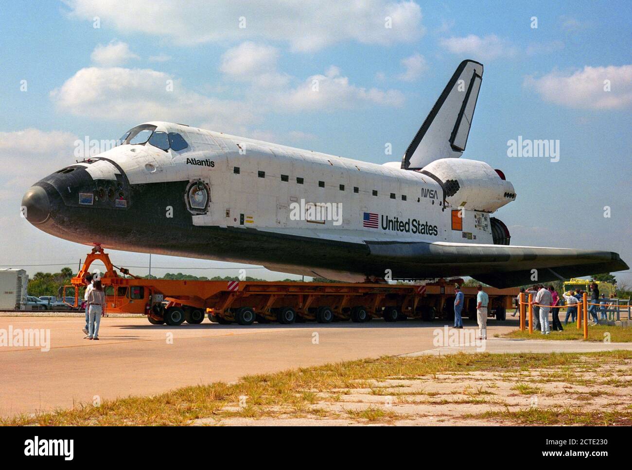 S 91-50776 (18 Okt 1991)------- Space Shuttle Atlantis ist von der Orbital Processing Facility (OPF) Bay 2 zum Vehicle Assembly Building (VAB) am Kennedy Space Center, Florida verschoben. Das Atlantis wird mit dem externen Kraftstofftank und Solid Rocket Booster gesteckt werden, bevor es zu Pad 39A, wo es ein Verteidigungsministerium Nutzlast Start der Mission STS-44 transportiert wird, Ende 1991. Stockfoto
