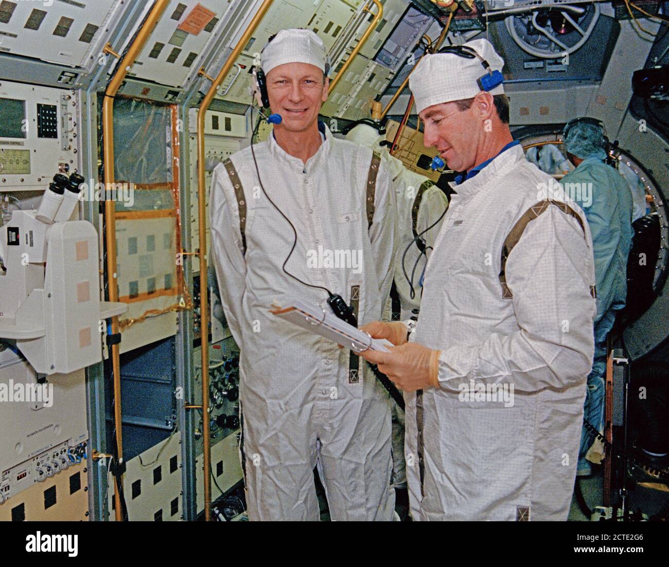 STS-55 Kommandant Nagel und Pilot Henricks Teilnahme an KSC preflight Tests Stockfoto