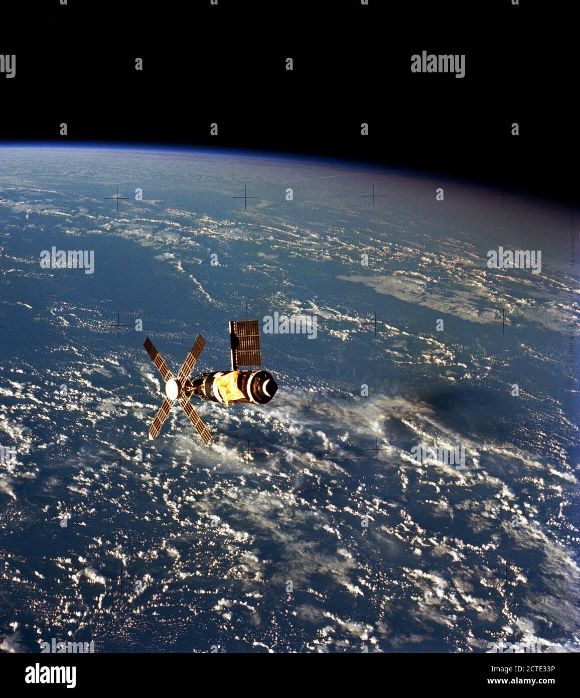 (22 Juni 1973) - - - Diese Ansicht des Skylab Space Station aus dem scheidenden Skylab Command/Service Module während des Skylab 2 Fliegen genommen wurde Rundum-Inspektion. Die einzelnen solar panel ist ganz offensichtlich als auch der Sonnenschirm Solar Shield, manipuliert die fehlenden micrometeoroid Schild zu ersetzen. Stockfoto