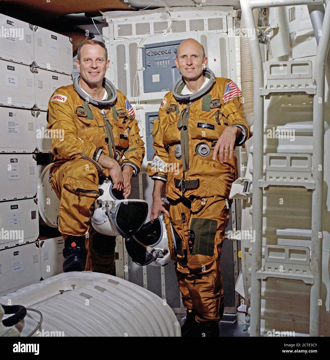 (20 Jan. 1982) - - - Diese beiden Veteran Astronauten waren als Premierminister Besatzungsmitglieder für STS-3 im Space Shuttle Columbia benannt. Tragen veränderte USAF-Typ Höhe Druck Kleider in ihrem Erdgebundene shuttle Trainer sind Astronauten Jack R. Lousma (links), Commander, und C. Gordon Fullerton, Pilot. Stockfoto