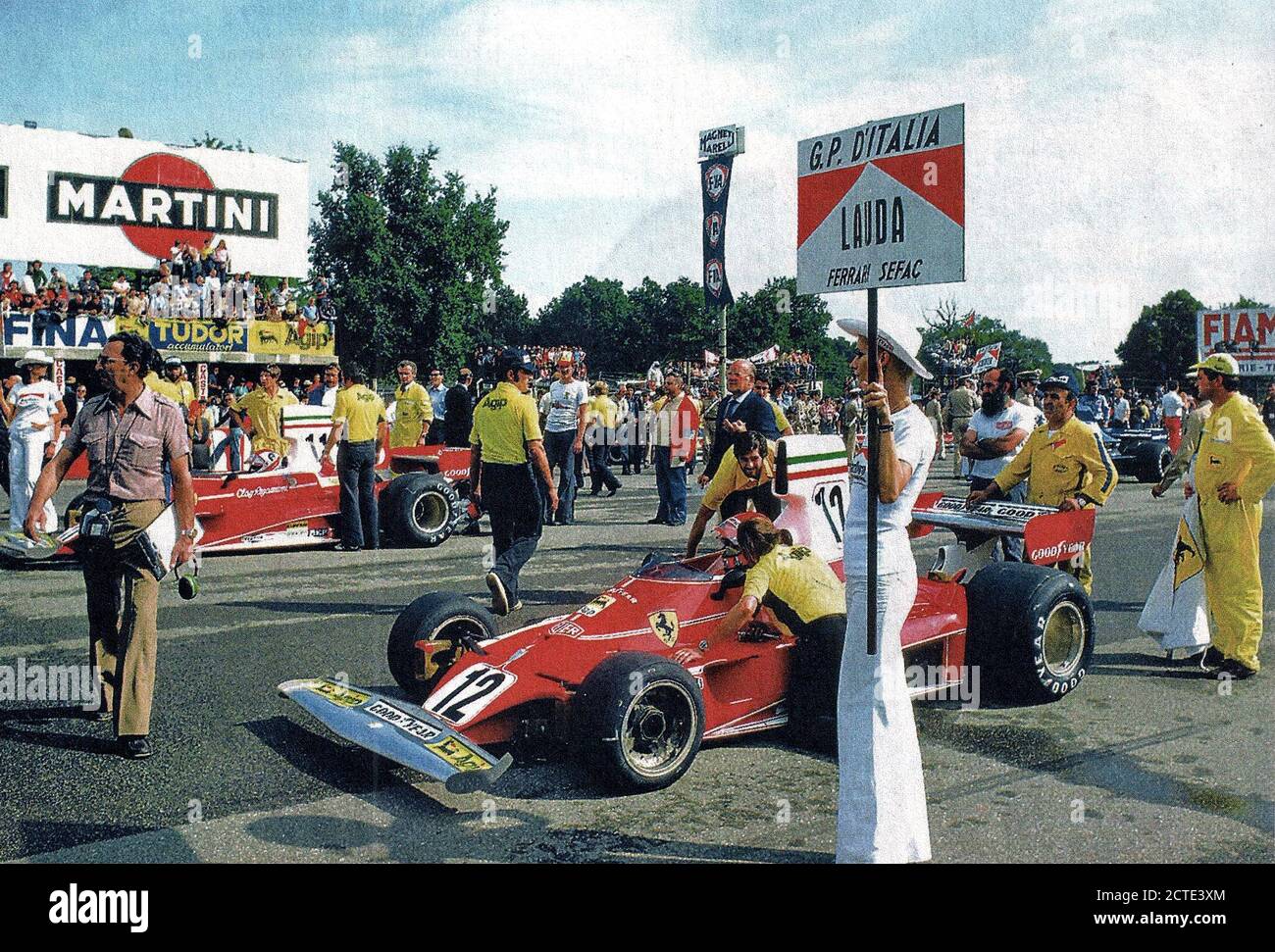 Monza, Autodromo Nazionale, 7. September 1975. Der Österreicher Niki Lauda, ​​Author von der Pole Position, im Cockpit seines Ferrari 312 T Warten auf der Route der XLVI italienischen Grand Prix, zu seiner Rechten, auf dem zweiten Feld der Grid, sein Teamkollege, der Schweizer Clay Regazzoni. Stockfoto