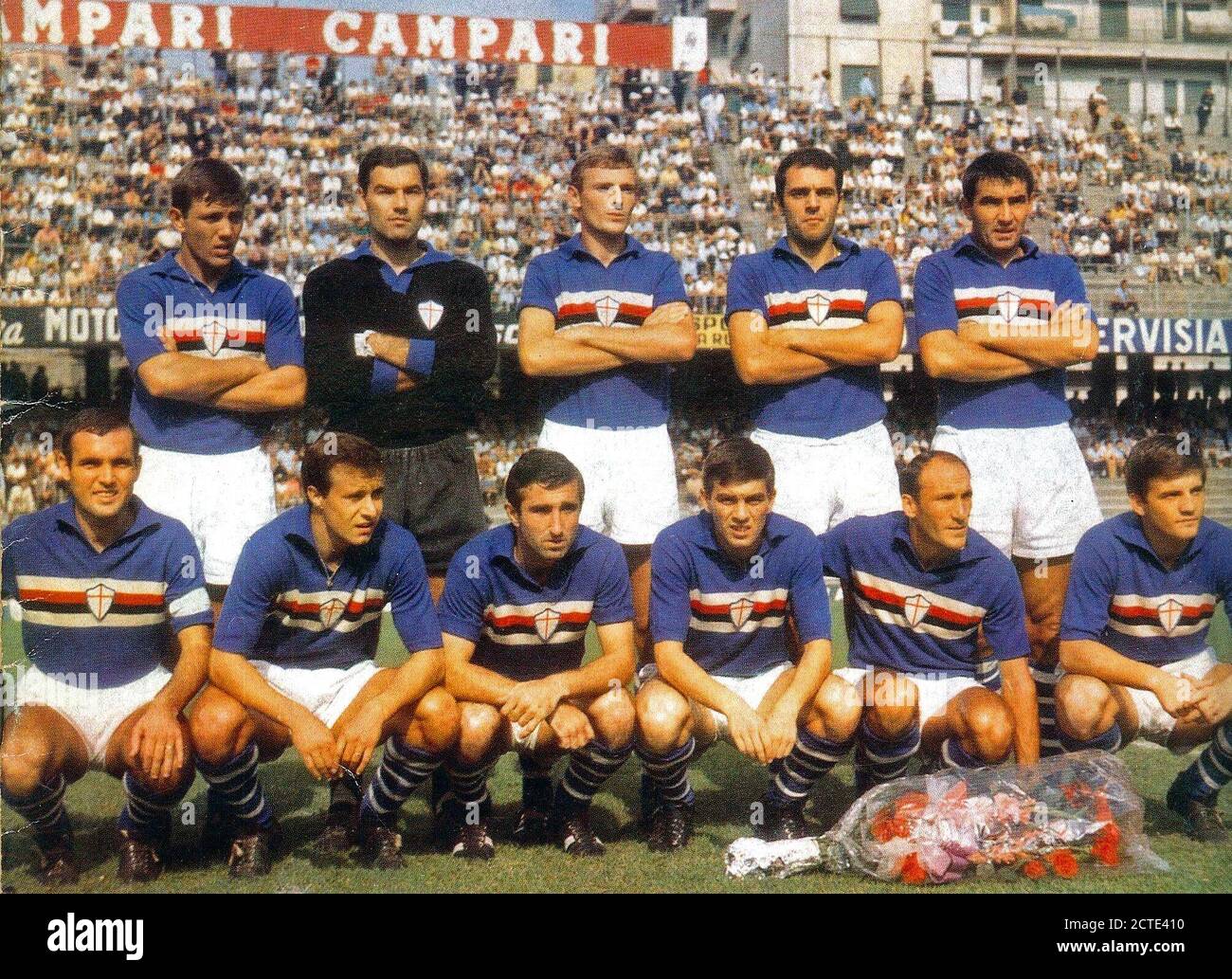 Ein Gruppenfoto von Sampdoria in der Saison 1966/67, in der Luigi Ferraris Stadium in Genua posiert; wir erkennen Francesco Morini (stehend in der Mitte) und der Kapitän Mario Frustalupi (Kniebeuge, erste von links). Stockfoto