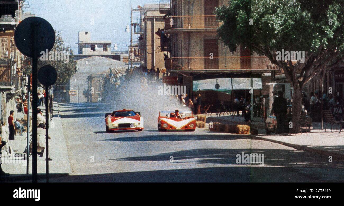 Cerda (Sizilien, Italien), 'Piccolo Madonie"-Straße", 9. Juni 1974. Von rechts nach links: Pino's Pica Lola-Ford T284, gefördert Motul, überholt Gérard Larrousse der Lancia Stratos HF 2.4 V6 (Prototyp), gefördert Marlboro, in Runde 2 des 1974 Targa Florio. Stockfoto