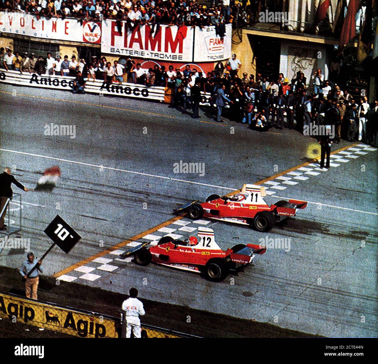 Monza, Autodromo Nazionale, 7. September 1975. Die beiden Scuderia Ferrari, der Schweizer Clay Regazzoni (Nr. 11) und der österreichischen Niki Lauda (Nr. 12) Diese letzte poleman, nehmen Sie die Leitung an der Start der XLVI Grand Prix von Italien an Bord ihrer Ferrari 312 T. Stockfoto