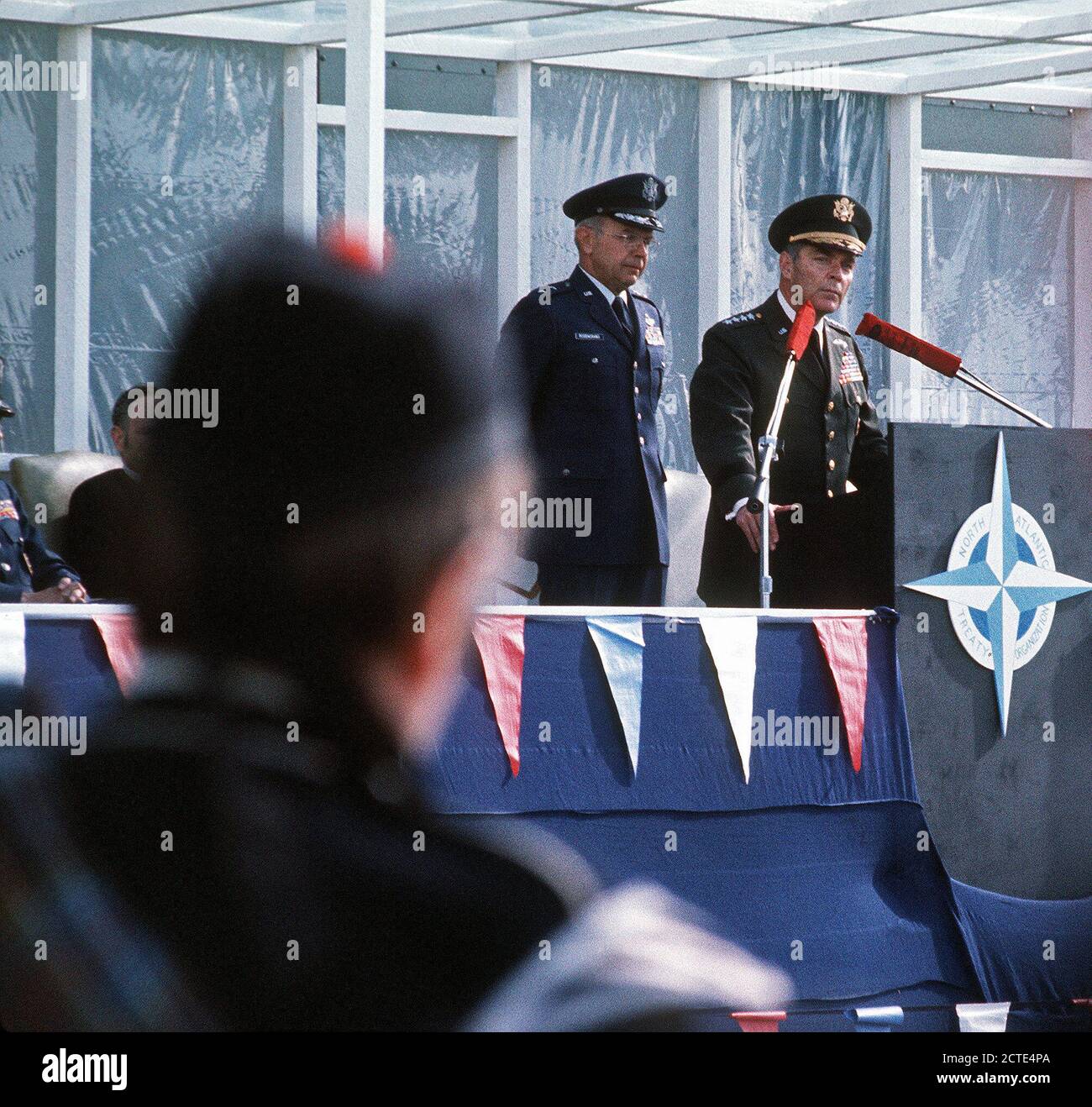 GEN Alexander M. Haig, Kommandeur der NATO-Streitkräfte in Europa, liefert ein Grußwort während der begrüßungszeremonie Für 16 F-111 Piloten und ihre Flugzeuge. MGEN Evan W. Rosecrans wartet auf seine Umdrehung zu sprechen Stockfoto