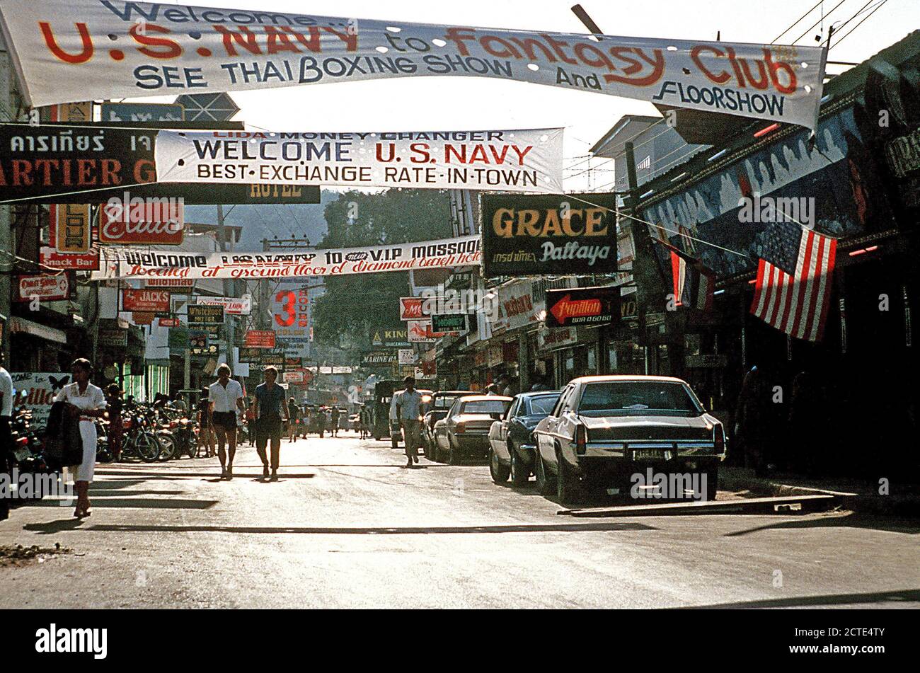 1983 - Banner einladende 7 Flotte Segler hängen über eine Straße der Innenstadt in Thailand Stockfoto