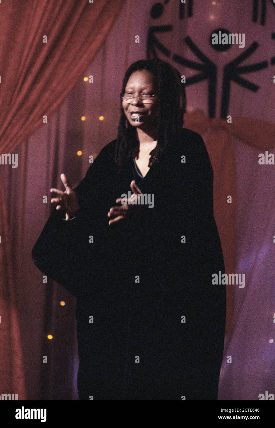 12/17/1998 - Foto von Whoopi Goldberg Liefert Erläuterungen zu einem Weißen Haus Special Olympics Abendessen Stockfoto