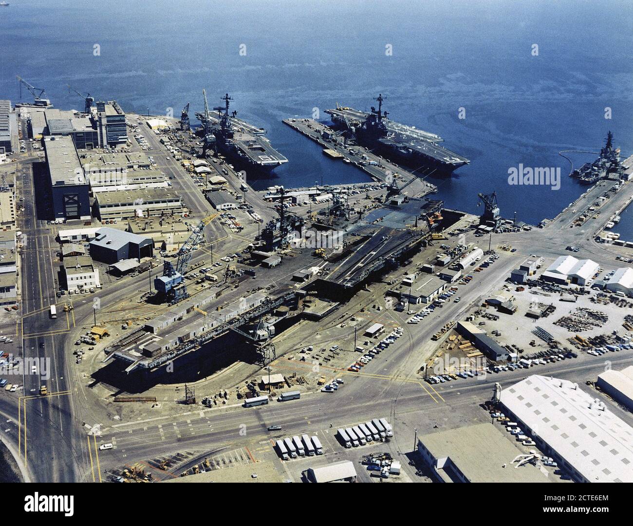 1971 - Eine Luftaufnahme von Hunter's Point Naval Shipyard mit drei angedockt Flugzeugträger. Sie sind die USS RANGER (CV 61) (im Trockendock), USS CORAL SEA (CV 43), und die USS HANCOCK (CVA 19) (links). Stockfoto