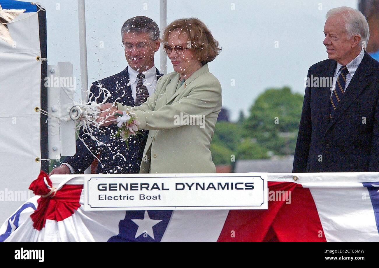 Ehemalige First Lady Rosalynn Carter zertrümmert, eine Flasche Champagner gegen das Segel der US Navy (USN) SEAWOLF CLASS: Angriffs-U-Boot, die USS Jimmy Carter (SSN 23), während das Schiff Taufe, gehalten an der elektrische Boot Corporation von Connecticut, in Groton, Connecticut (CT). Auch dargestellt sind: Herr John S. Casey (links), Präsident, Elektroboot Division, und der ehemalige US-Präsident Jimmy Carter, Namensgeber des Schiffes. Stockfoto