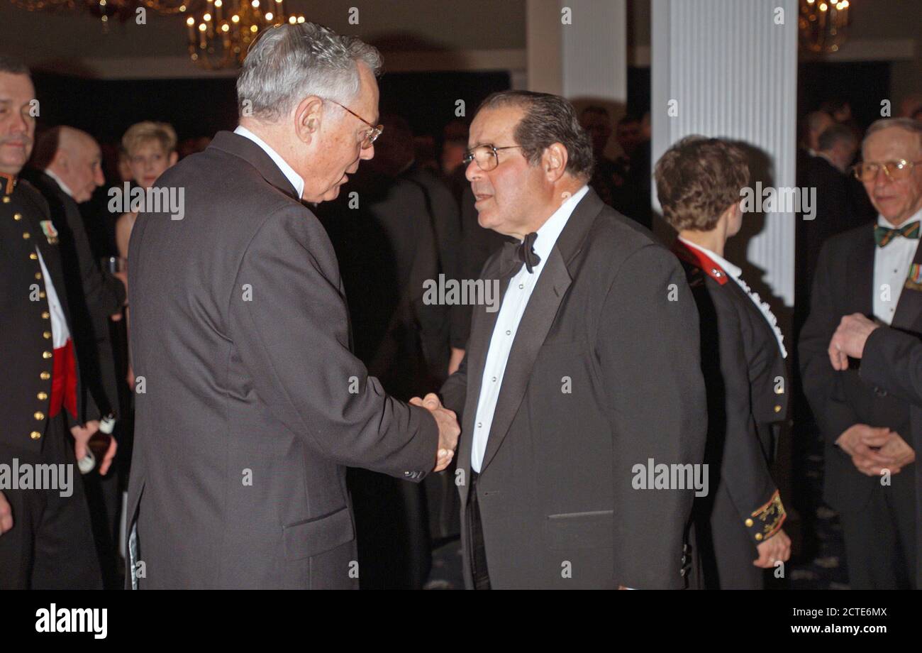 Der oberste Gerichtshof Antonin Scalia (rechts) nimmt an einem Abendessen an Bord Marine Corps Base Camp Lejeune (MCB), North Carolina (NC) bei seinem Besuch im Lager. Stockfoto