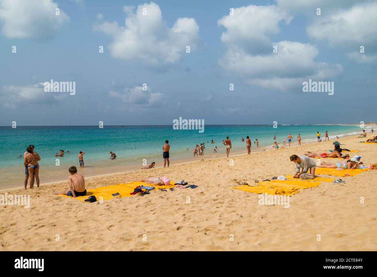 Kap Verde Santa Maria Insel Santa Maria Strand Touristen am Strand mit gelben Hotelhandtüchern auf dem Sand. Einen Tag am Strand verbringen. Stockfoto