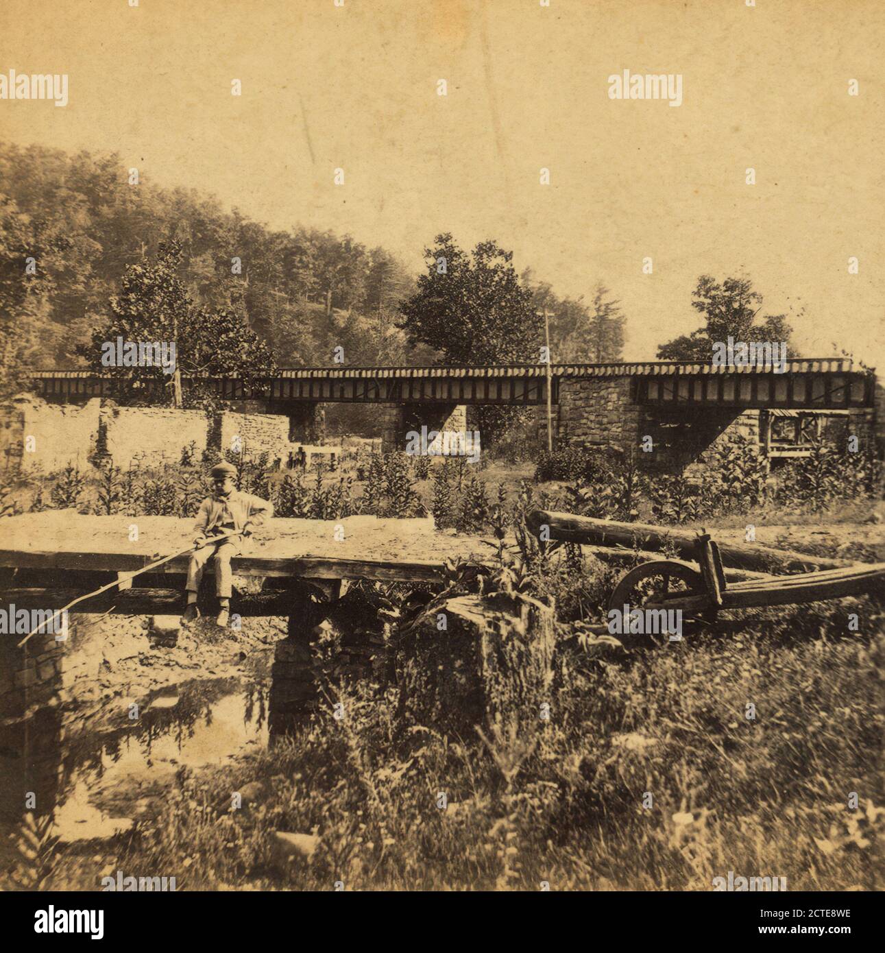 Die Iron Bridge und die Ruinen von Old Mill, in der Nähe von Spence Creek, Huntington Co., E. & H.T. Anthony (Firma), Pennsylvania Railroad, Pennsylvania, Huntingdon County (Pa Stockfoto