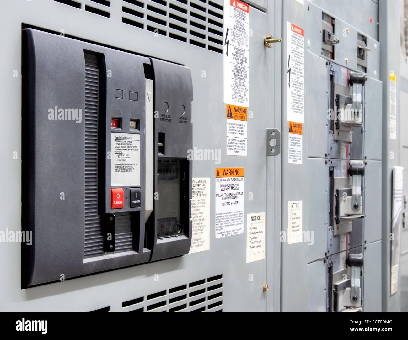 Hauptschalter im Elektroraum eines Wohn- oder Geschäftsgebäudes Isolierter Schutzschalter mit Pumpengriff und Glocke. Stockfoto