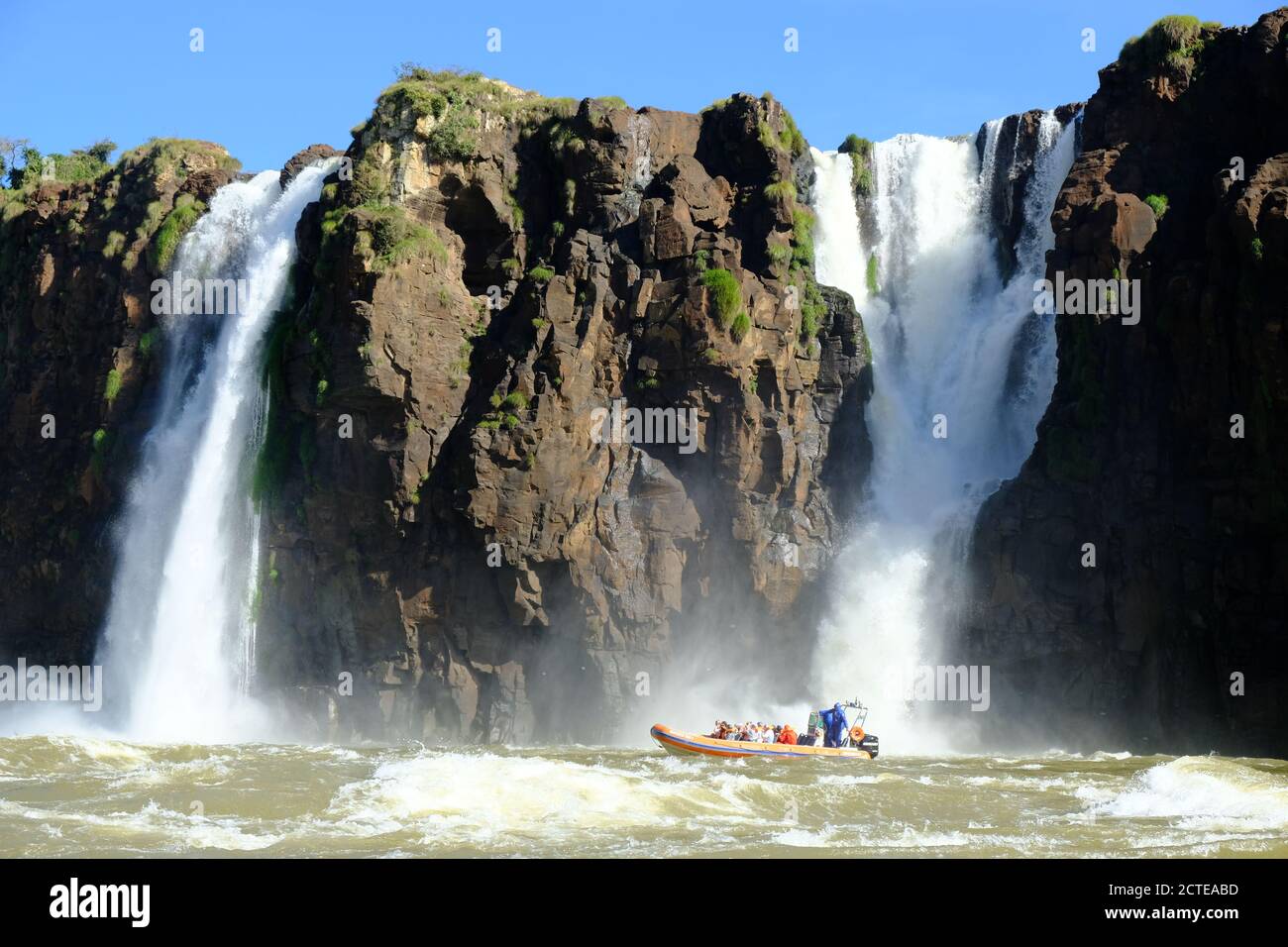 Brasilien Foz do Iguacu - Iguazu Falls - Las Cataratas Del Iguazu mit Ausflugsboot Stockfoto