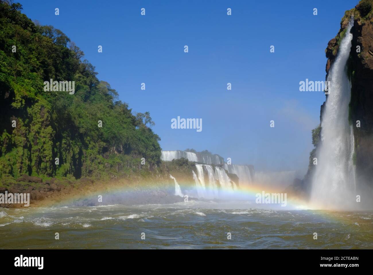 Brasilien Foz do Iguacu - Iguazu Wasserfälle - Las Cataratas Del Iguazu malerische Aussicht mit Regenbogen Stockfoto