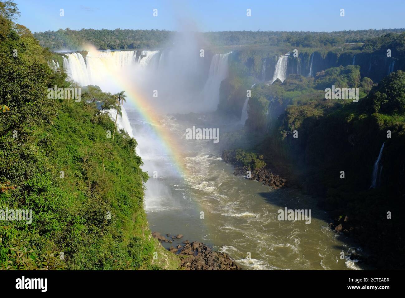 Brasilien Foz Do Iguacu - Iguazu Falls Devil Throat - Panoramablick auf die Schlucht mit Regenbogen Stockfoto