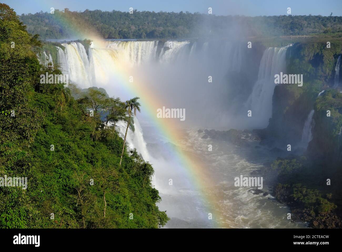 Brasilien Foz Do Iguacu - Iguazu Falls Devil Throat - Las Cataratas del Iguazu malerische Aussicht mit Regenbogen Stockfoto
