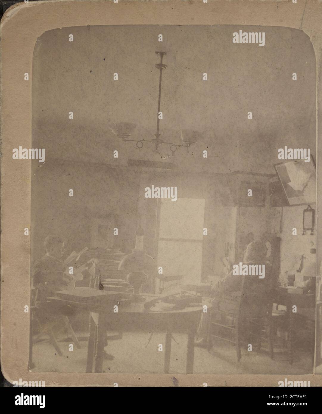 Blick auf Leute, die in einem Raum lesen., Hinckley, A. S., Interiors, Reading, New York (Staat) Stockfoto