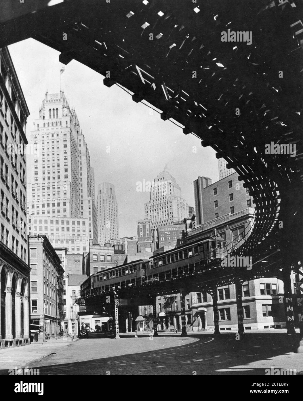 Eine undatierte Ansicht der Third Avenue Hochbahn in Lower Manhattan, mit Wolkenkratzern im Hintergrund, New York, NY. (Foto: United States Information Agency/RBM Vintage Images) Stockfoto