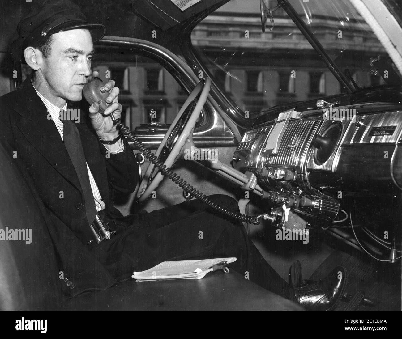 Yellow Cab Firmenfahrer Larry Weatherly spricht mit einem Dienstleiter des Unternehmens über Zweiwegefunkgerät, Washington, DC, 4/1949. (Foto von United States Department of State/RBM Vintage Images) Stockfoto