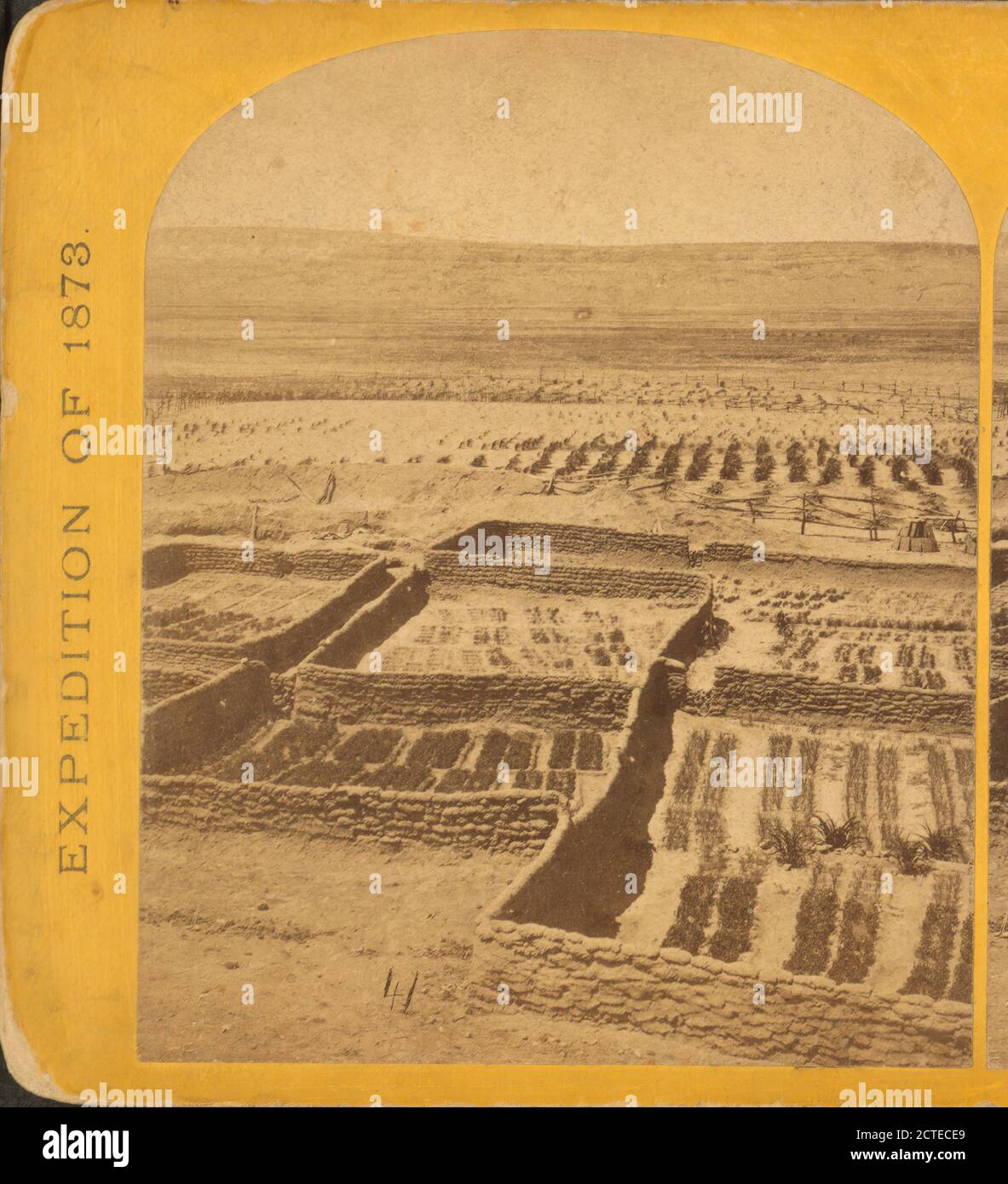 Gärten rund um das indische Pueblo von Zuni., Geographische Untersuchungen westlich des 100. Meridians (USA), O'Sullivan, Timothy H. (1840-1882), 1873, USA Stockfoto