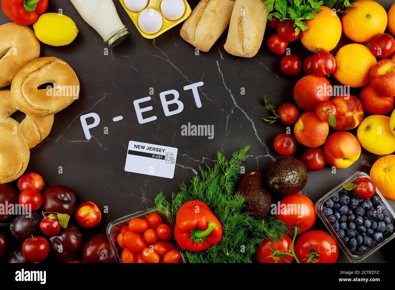 Köstliche reife Früchte mit Gemüse auf schwarzem Hintergrund und Text p-ebt. Stockfoto