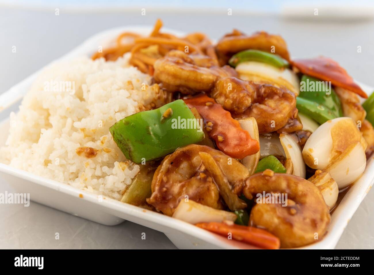Bestellung Restaurant Essen für einige gute Reis und würzige Knoblauch Garnelen mit Gemüse. Stockfoto