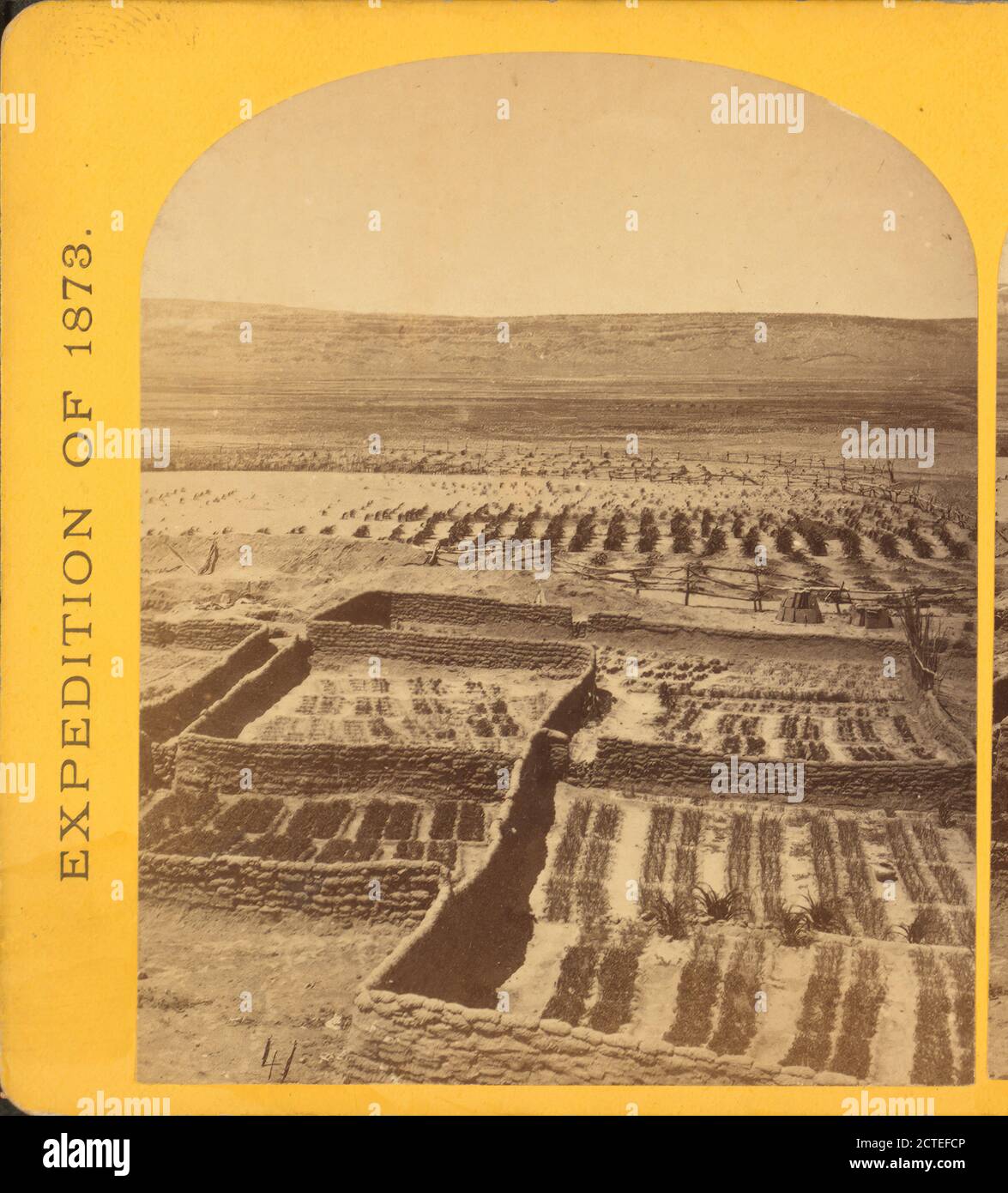Gärten rund um das indische Pueblo von Zuni., Geographische Untersuchungen westlich des 100. Meridians (USA), O'Sullivan, Timothy H. (1840-1882), 1873, USA Stockfoto