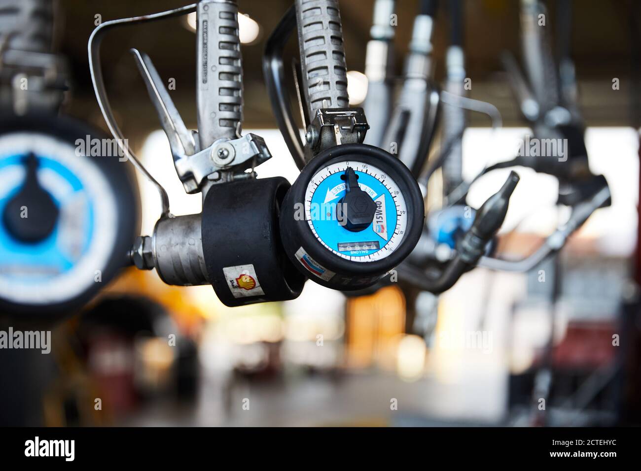 Ölventile hängen mit Anzeigen in der Werkstatt für Mechaniker Transportfahrzeuge Stockfoto