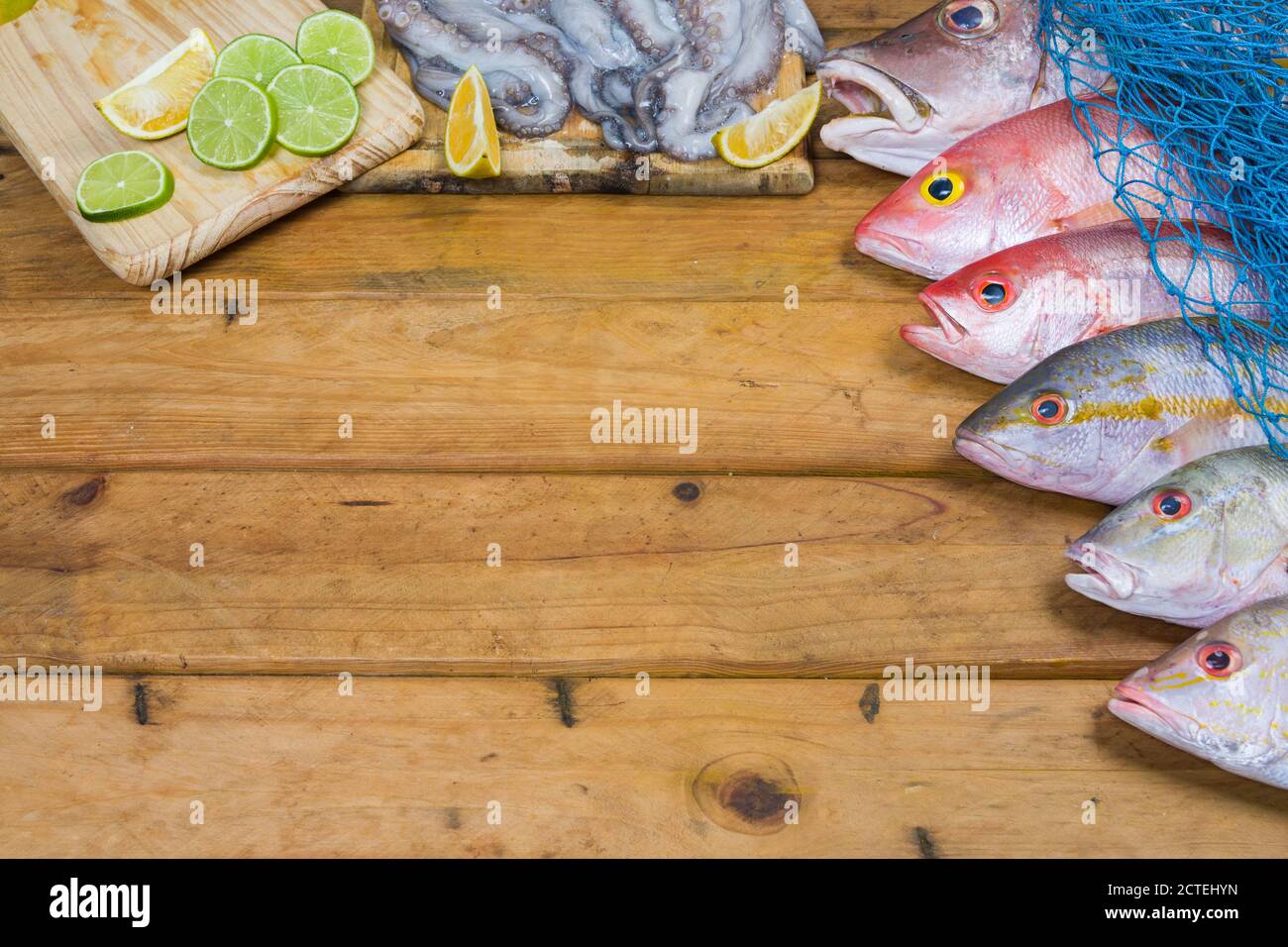 Karibischer frischer Fisch Meeresfrüchte auf altem Holztisch. Draufsicht. Nahaufnahme. Stockfoto