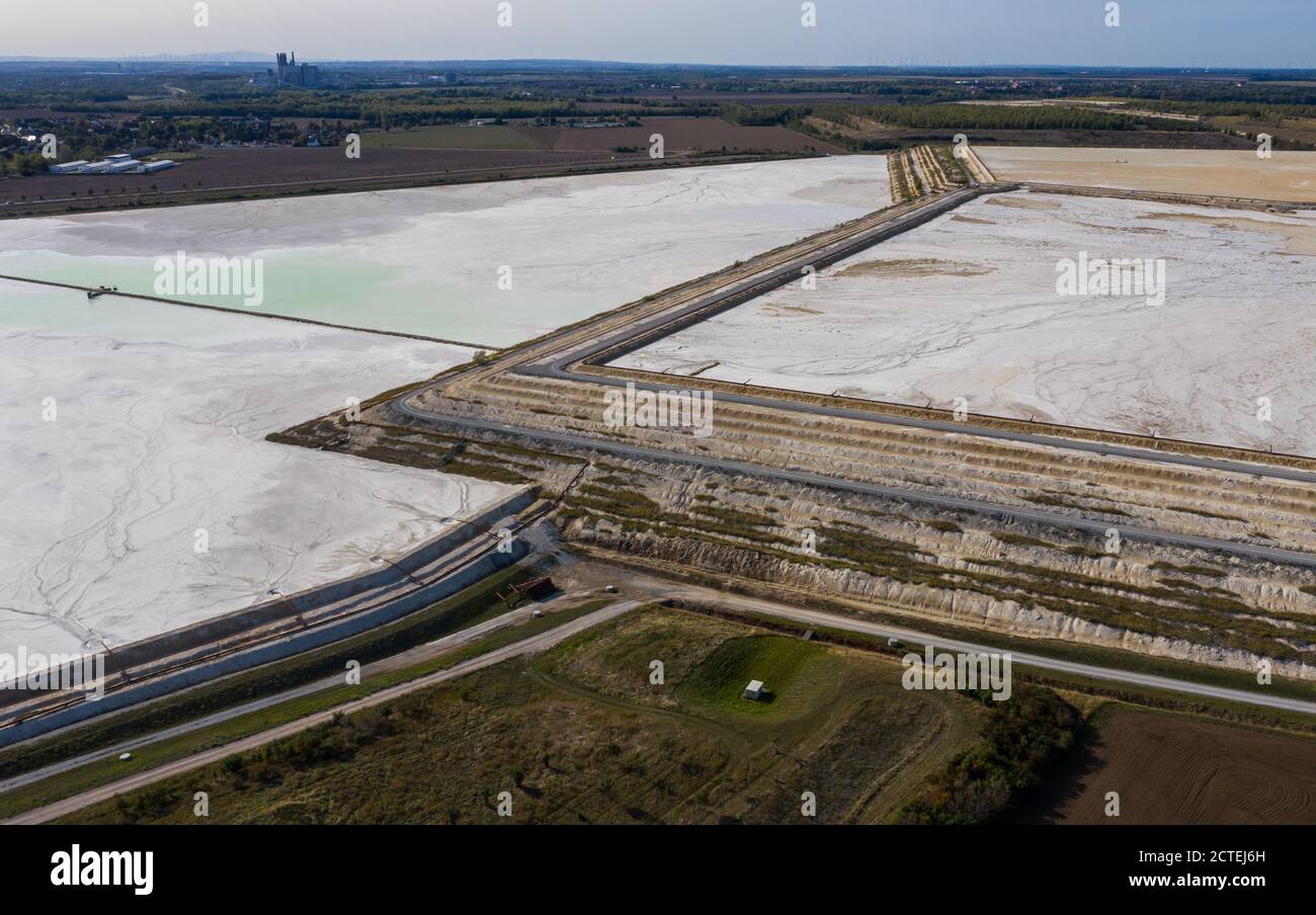 Latdorf, Deutschland. September 2020. Die Kalkteiche bei Bernburg. Die mehrere Hektar großen Siedelteiche werden zur Aufbereitung von Produktionsabwässern aus der Sodaproduktion genutzt. Dabei setzen sich Kalk und Rückstände ab und das gereinigte Wasser fließt in die Saale. Die Sedimente bewirken, dass die Hügel stetig wachsen. Die Solvay GmbH produziert seit 130 Jahren Soda, Natriumhydrogencarbonat, hochreines Wasserstoffperoxid und hochreine Phosphorsäure für die Herstellung von Computerchips. (Luftbild mit Drohne) Quelle: Jan Woitas/dpa-Zentralbild/ZB/dpa/Alamy Live News Stockfoto