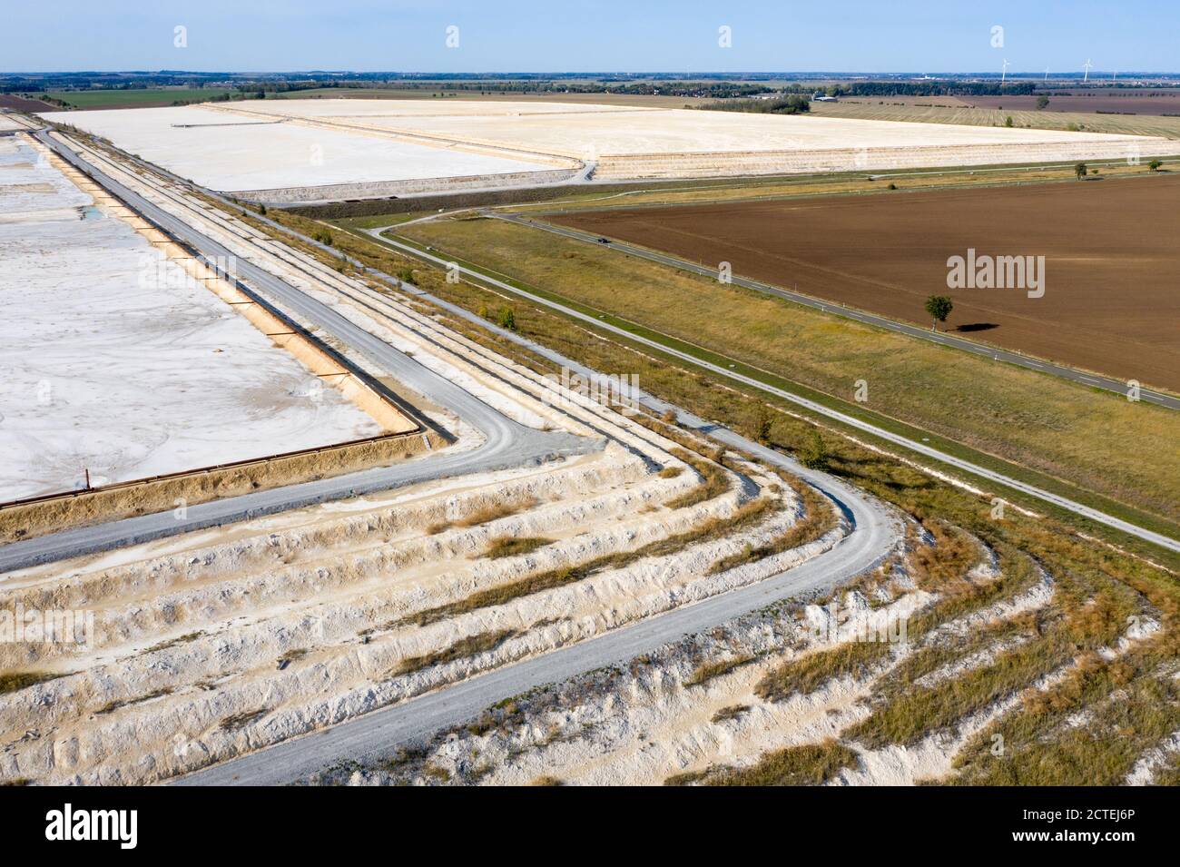 Latdorf, Deutschland. September 2020. Die Kalkteiche bei Bernburg. Die mehrere Hektar großen Siedelteiche werden zur Aufbereitung von Produktionsabwässern aus der Sodaproduktion genutzt. Dabei setzen sich Kalk und Rückstände ab und das gereinigte Wasser fließt in die Saale. Die Sedimente bewirken, dass die Hügel stetig wachsen. Die Solvay GmbH produziert seit 130 Jahren Soda, Natriumhydrogencarbonat, hochreines Wasserstoffperoxid und hochreine Phosphorsäure für die Herstellung von Computerchips. (Luftbild mit Drohne) Quelle: Jan Woitas/dpa-Zentralbild/ZB/dpa/Alamy Live News Stockfoto
