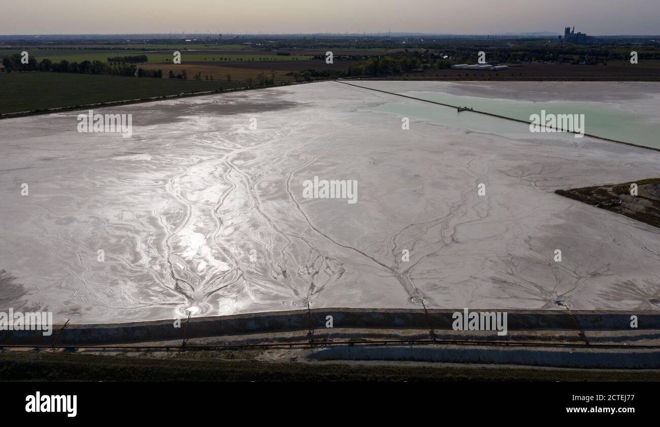 17. September 2020, Sachsen-Anhalt, Latdorf: Das Spülwasser erzeugt auf einem Kalkteich unterschiedliche Muster. Die mehrere Hektar großen Siedelteiche werden zur Aufbereitung von Produktionsabwässern aus der Sodaproduktion genutzt. Dabei setzen sich Kalk und Rückstände ab und das gereinigte Wasser fließt in die Saale. Die Sedimente bewirken, dass die Hügel stetig wachsen. Die Solvay GmbH produziert seit 130 Jahren Soda, Natriumhydrogencarbonat, hochreines Wasserstoffperoxid und hochreine Phosphorsäure für die Herstellung von Computerchips. (Luftaufnahme mit Drohne) Foto: Jan Woitas/dpa-Zentralbild/ZB Stockfoto